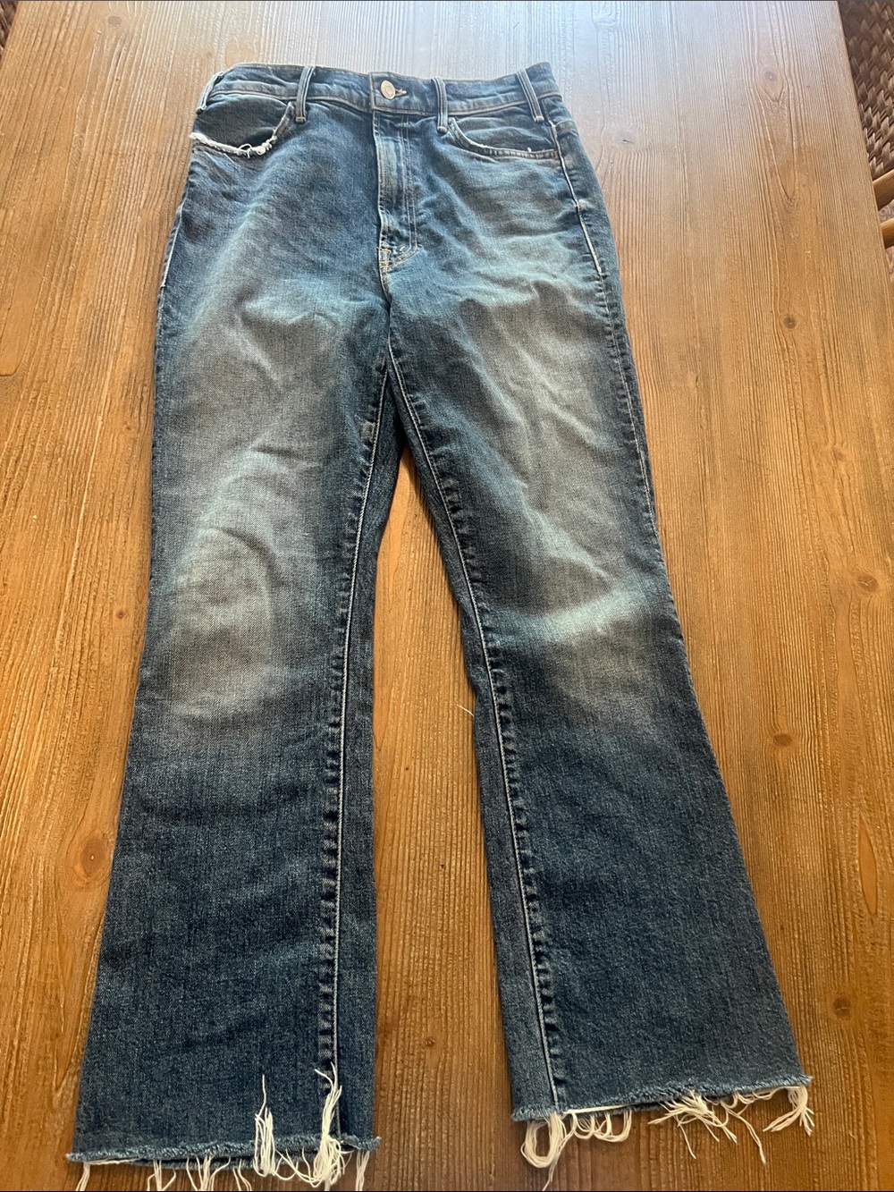 Mother jeans - mid wash to dark wash